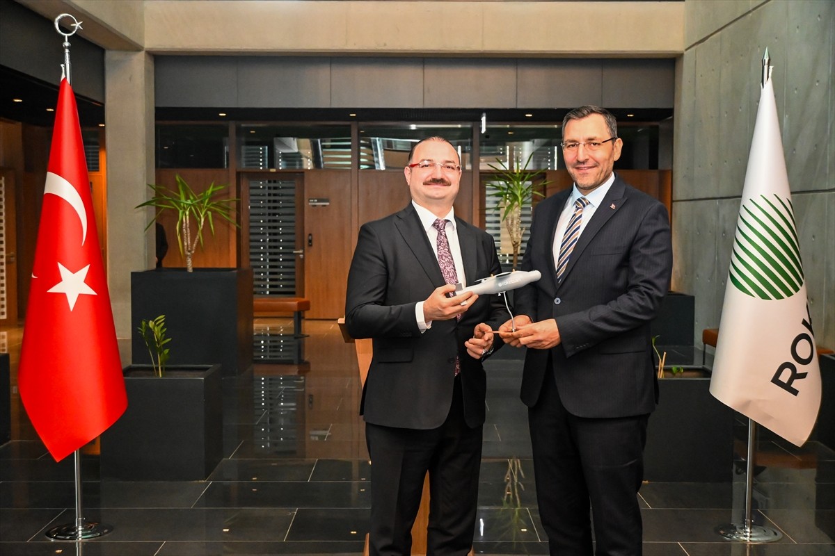 Atatürk Üniversitesi Rektörü Prof. Dr. Ahmet Hacımüftüoğlu (solda), roket ve füze üretimi...