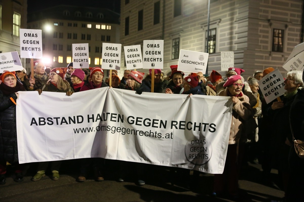 Avusturya'nın başkenti Viyana'da toplanan yaklaşık 50 bin gösterici, ilk defa hükümet kurma...