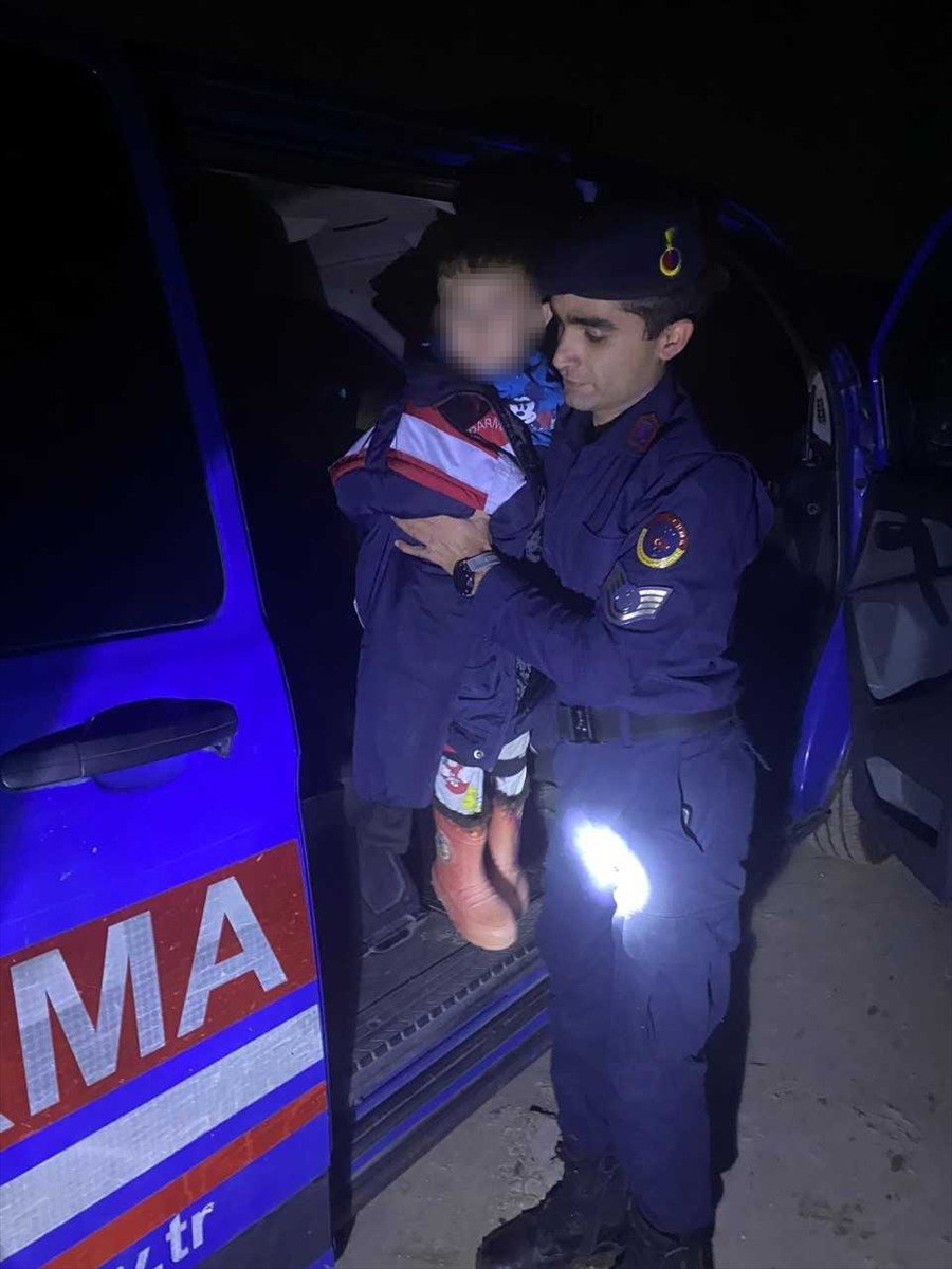  Aydın'ın Didim ilçesinde kaybolduğu düşünülen 5 yaşındaki çocuk jandarma ekiplerince...