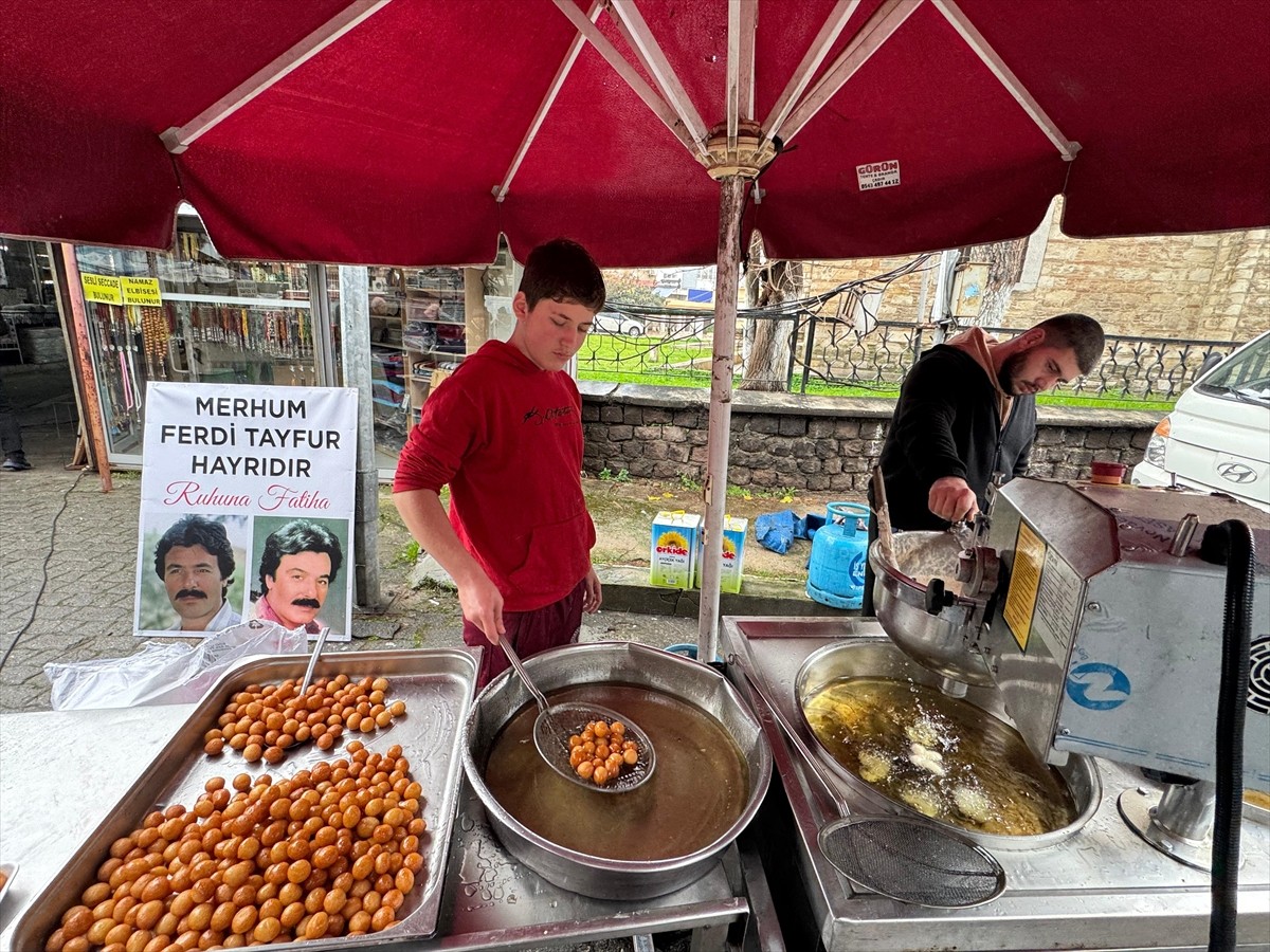 Aydın'ın Söke ilçesinde vatandaşlar, vefat eden ses sanatçısı, besteci, söz yazarı ve sinema...