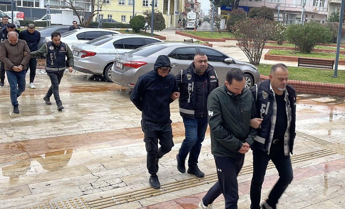 Aydın merkezli 9 ilde düzenlenen sahte içki operasyonunda gözaltına alınan 6 şüpheliden 1'i...