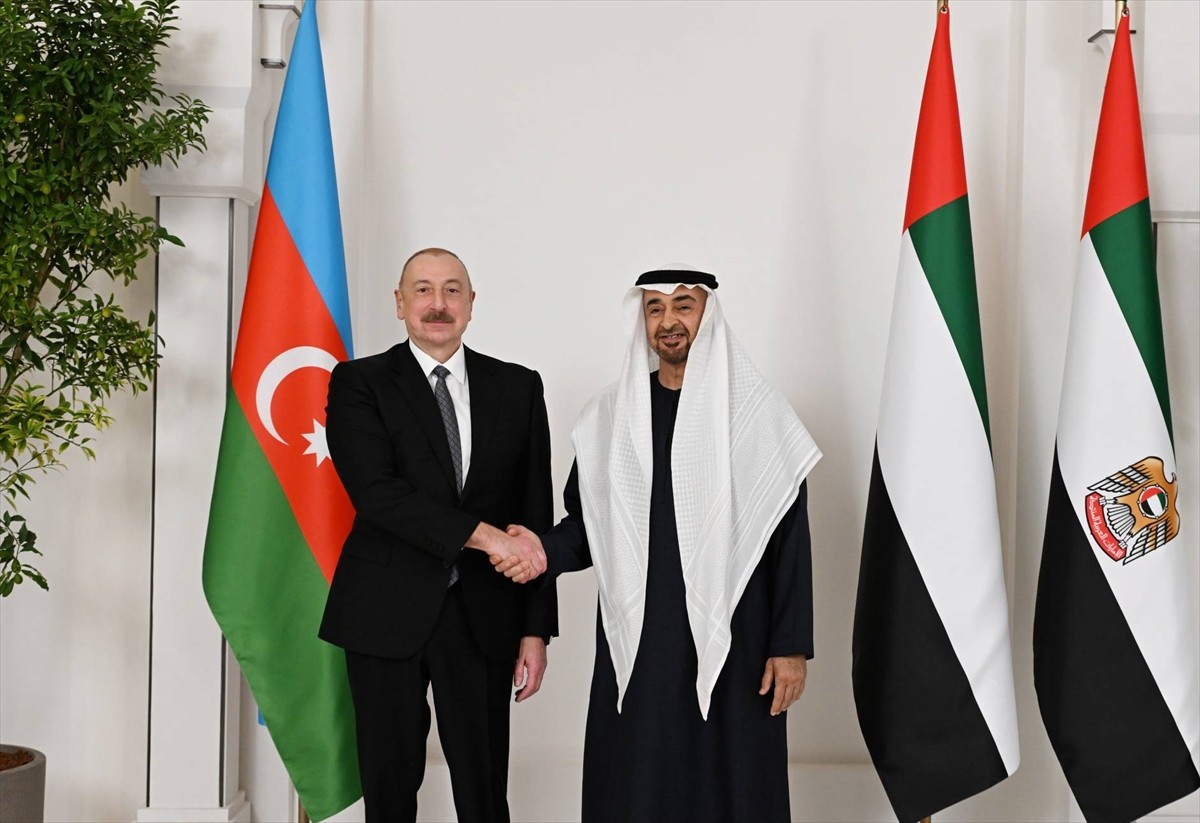 Azerbaycan Cumhurbaşkanı İlham Aliyev (solda), Birleşik Arap Emirlikleri (BAE) Devlet Başkanı Şeyh...