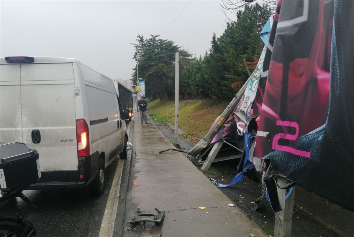 Bahçelievler'de kontrolden çıkan İETT otobüsü kaldırıma çıkıp aydınlatma direği ve reklam panosuna...