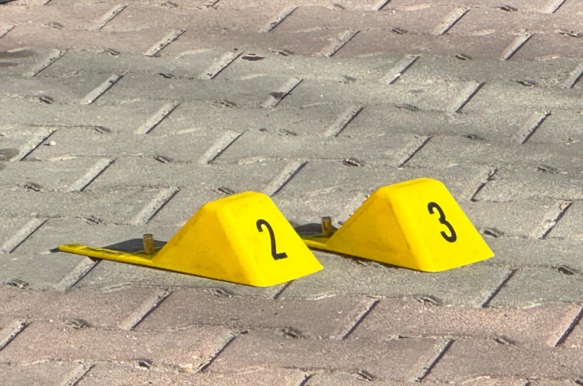 Bahçelievler Şirinevler Mahallesi Er Sokak'ta, mahallenin muhtarı İbrahim G. ile emlakçı Şeref Y...