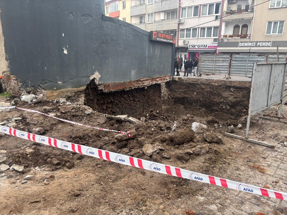 Balıkesir'de bitişiğindeki bir inşaatın temel kazısı sırasında hasar gören tek katlı iş yeri...