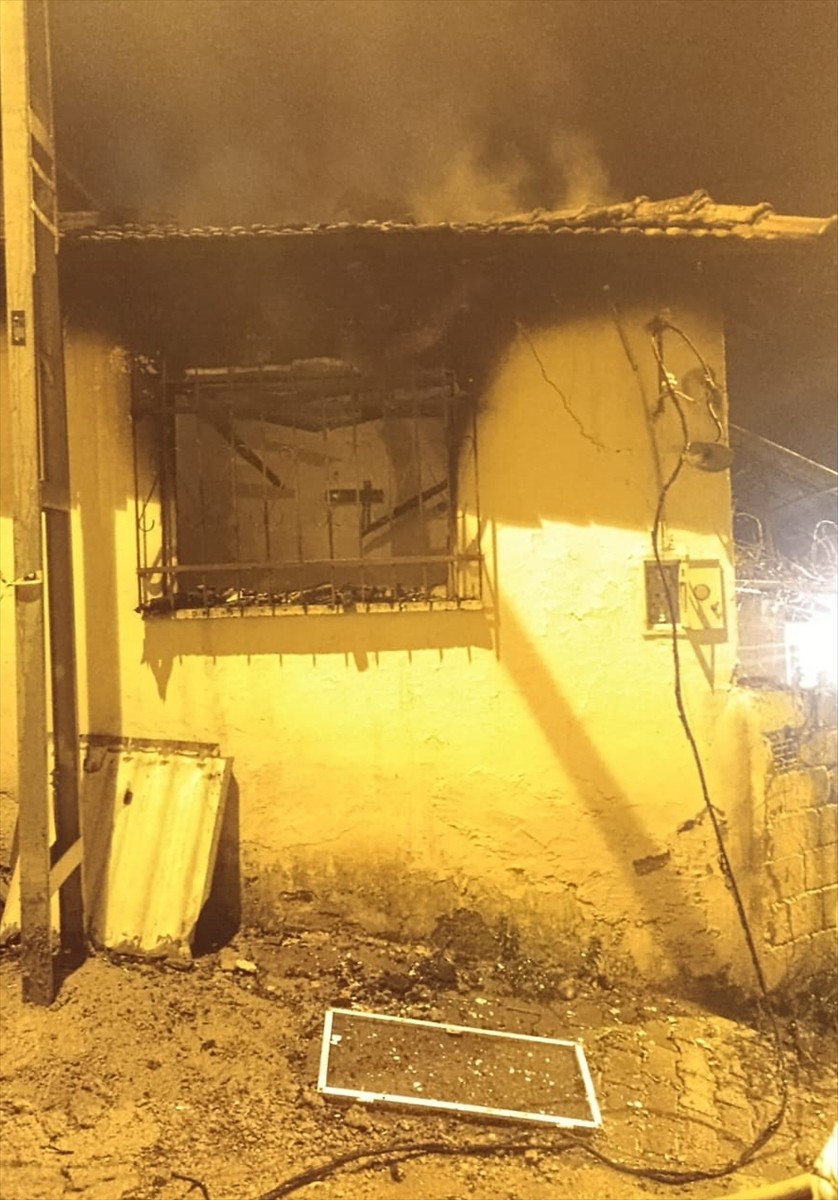 Balıkesir'in Edremit ilçesinde çıkan ev yangınında 2 kardeş hayatını kaybetti. Vatandaşların...