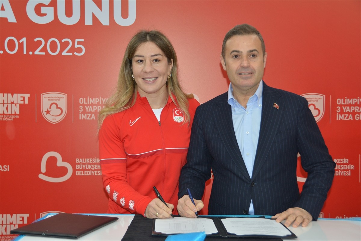 Balıkesir Büyükşehir Belediyespor, milli sporculardan güreşçi Yasemin Adar Yiğit (solda), boksör...