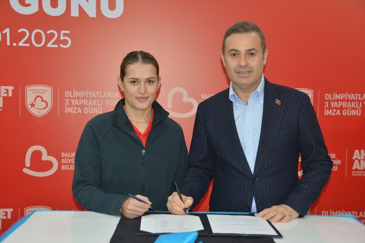 Balıkesir Büyükşehir Belediyespor, milli sporculardan güreşçi Yasemin Adar Yiğit (solda), boksör...