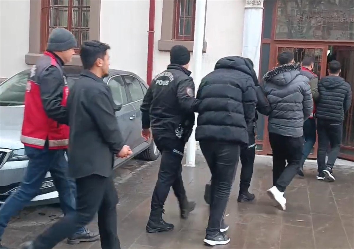 Balıkesir merkezli 6 ilde düzenlenen dolandırıcılık operasyonunda yakalanan 13 zanlı...