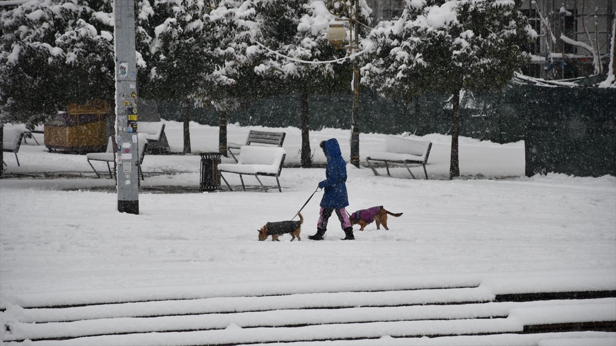 Balkan ülkesi Kuzey Makedonya'nın başkenti Üsküp'te kar yağışı etkili oldu. Üsküp'te dün akşamdan...