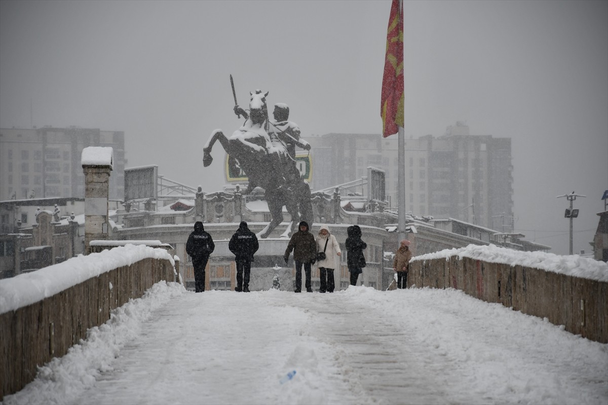 Balkan ülkesi Kuzey Makedonya'nın başkenti Üsküp'te kar yağışı etkili oldu. Üsküp'te dün akşamdan...