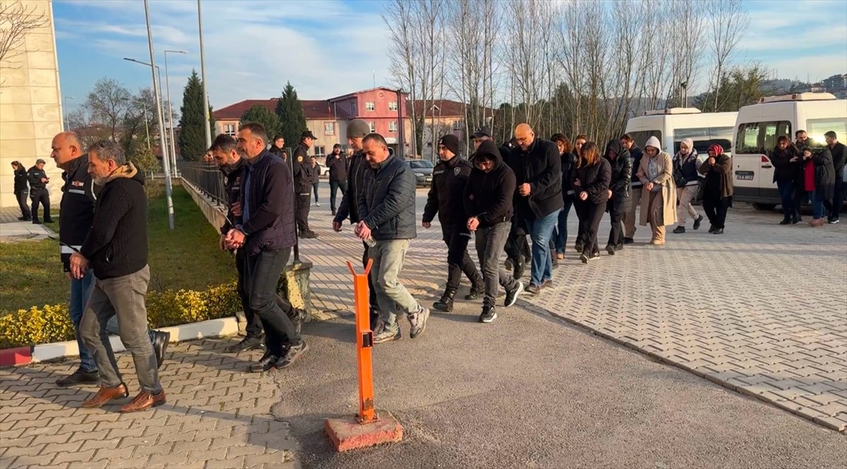 Bartın'da düzenlenen "sahte rapor" operasyonunda gözaltına alınan 17 zanlı adliyeye sevk...