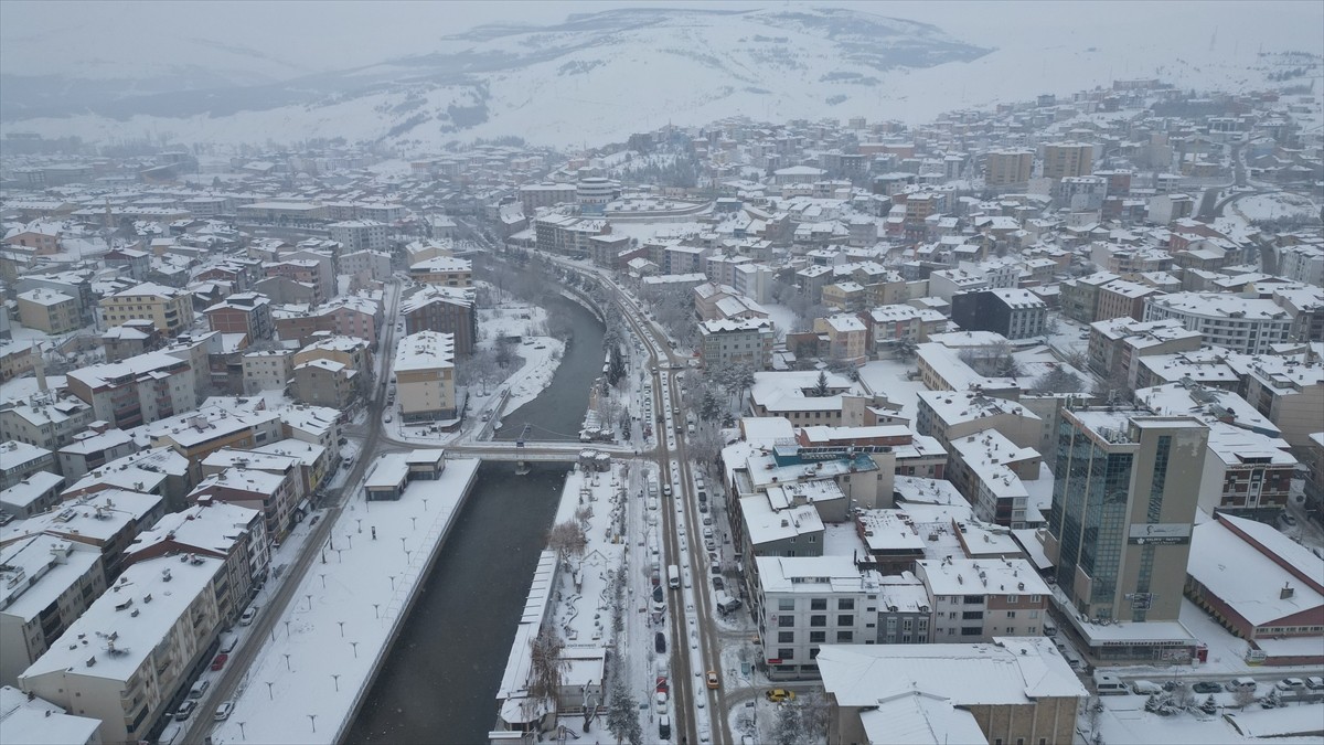 Bayburt'ta sabah saatlerinde başlayan kar yağışıyla kent merkezi beyaza büründü