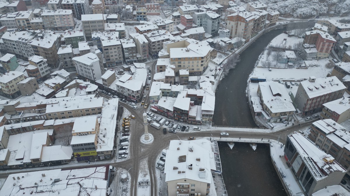 Bayburt'ta sabah saatlerinde başlayan kar yağışıyla kent merkezi beyaza büründü