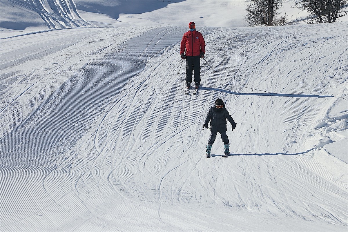  Bayburt'taki Kop Dağı Kış Sporları ve Kayak Merkezi'nde hafta sonu yoğunluğu yaşanıyor.