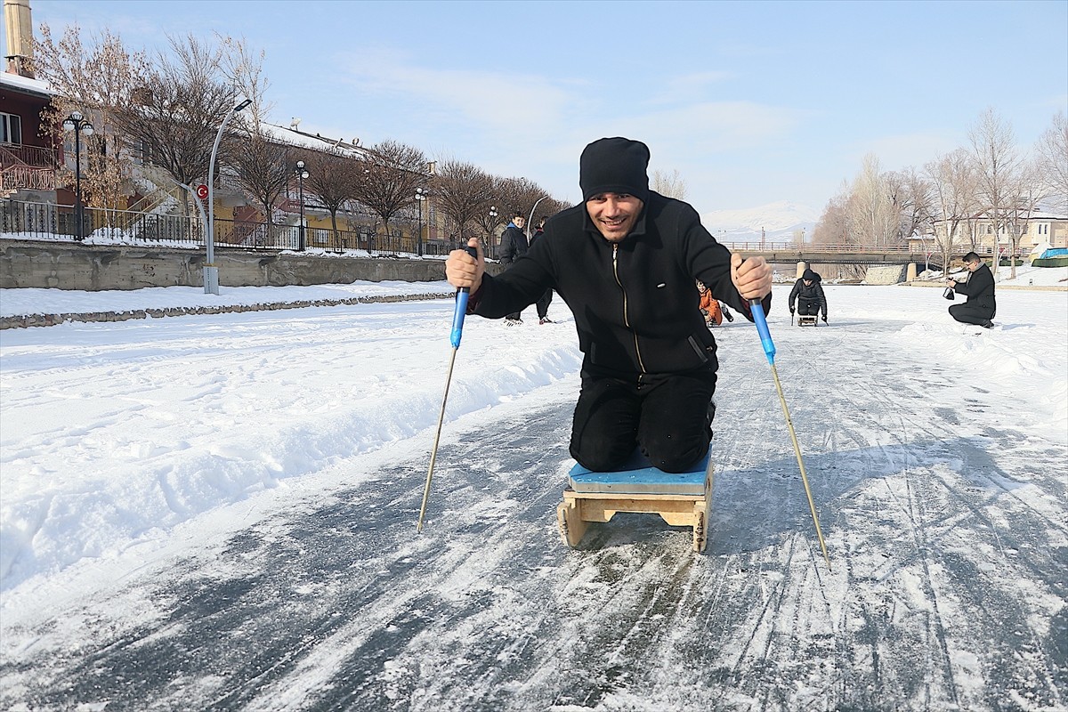Bayburtlular yüzeyi buz tutan Çoruh Nehri'nin üzerinde kızakla kaymanın keyfini çıkardı.