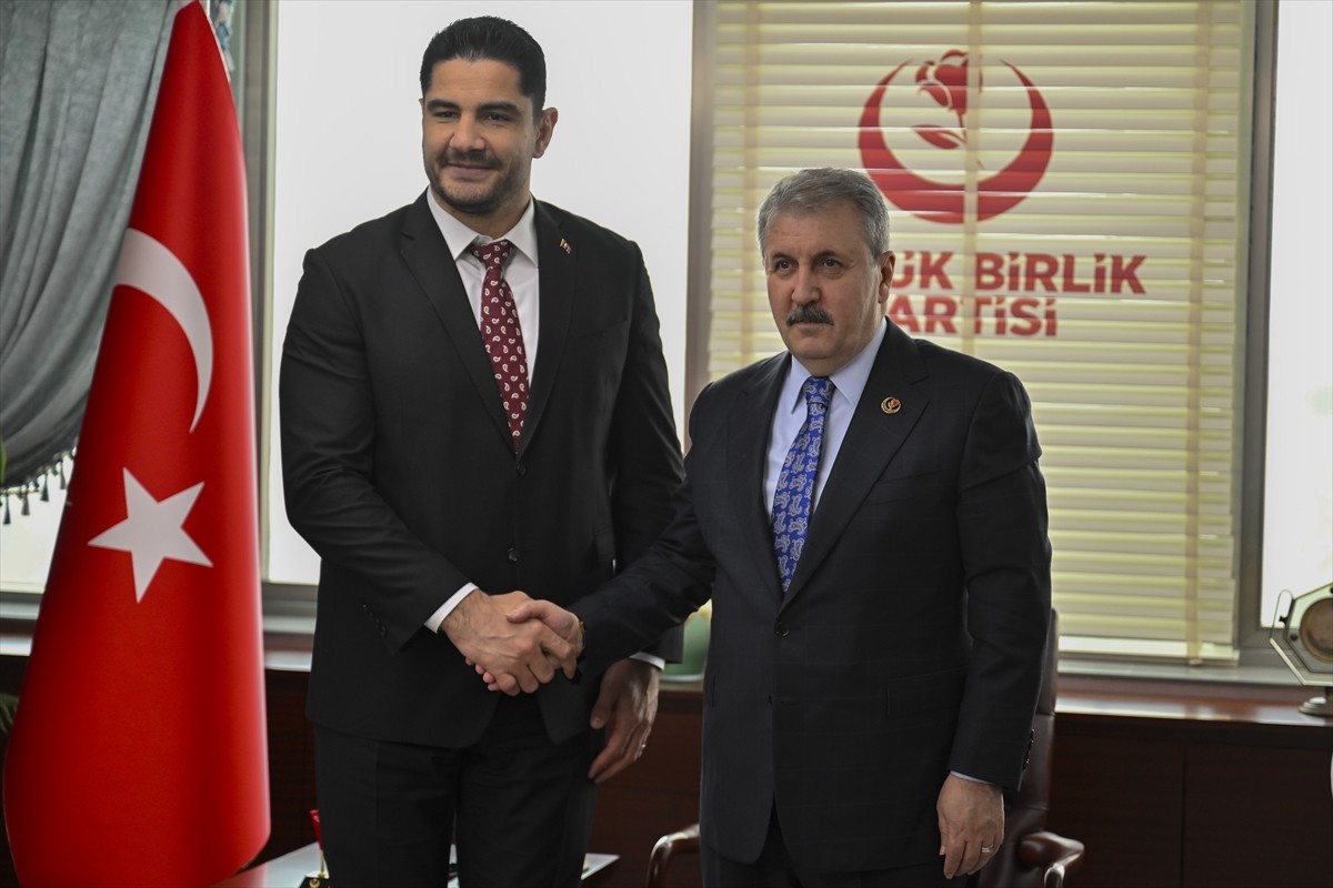 BBP Genel Başkanı Mustafa Destici (sağda), Türkiye Güreş Federasyonu Başkanı Taha Akgül (solda) ve...