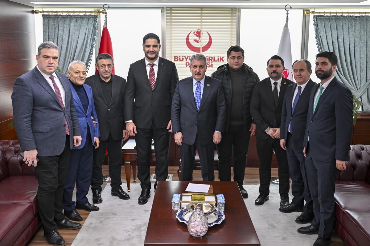 BBP Genel Başkanı Mustafa Destici (sağda), Türkiye Güreş Federasyonu Başkanı Taha Akgül (solda) ve...