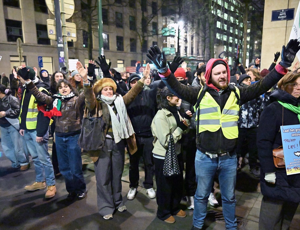 Belçika'nın başkenti Brüksel’de ABD Büyükelçiliği önünde toplanan göstericiler, ABD Başkanı Donald...