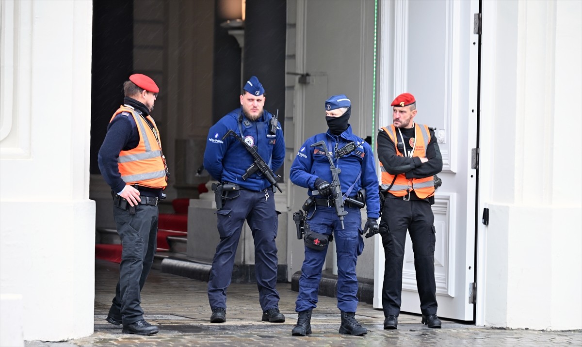 Belçika Başbakanı Alexander De Croo'nun resmi konutuna girmeye çalışan bıçaklı saldırgan...