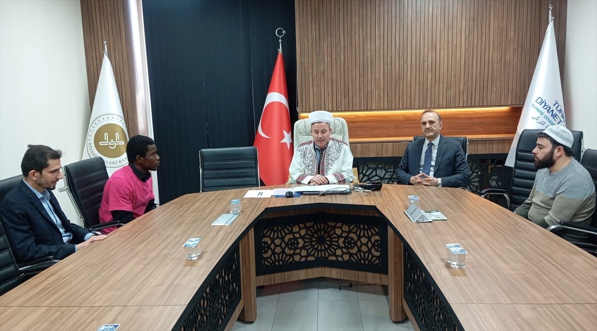 Benin uyruklu 28 yaşındaki Prince Donald Fernandez Hounhoui, Kütahya'da Müslüman olarak Ali ismini...