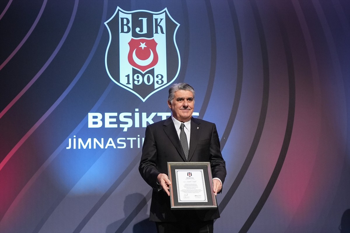 Beşiktaş Kulübünde başkanlığa seçilen Serdal Adalı ve yönetim kurulu, düzenlenen törenle...
