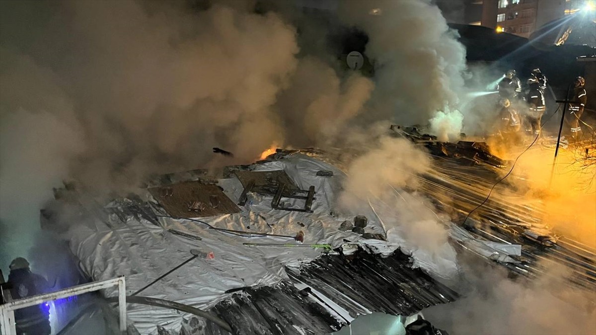 Beyoğlu'nda bir gecekonduda çıkan ve bitişikteki iki gecekonduya da sıçrayan yangın itfaiye...