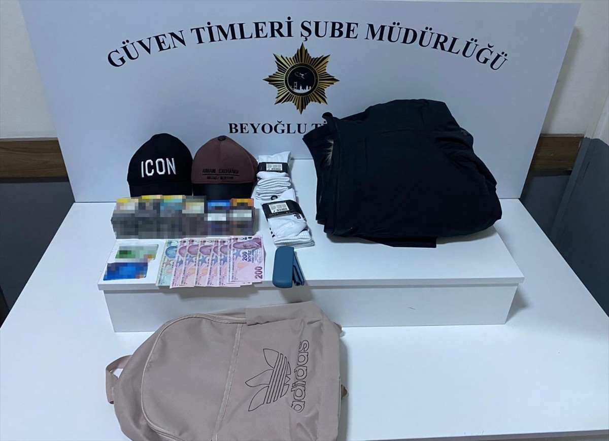 Beyoğlu'nda çeşitli iş yerlerinden hırsızlık yaptığı öne sürülen şüpheli, güven timlerince...