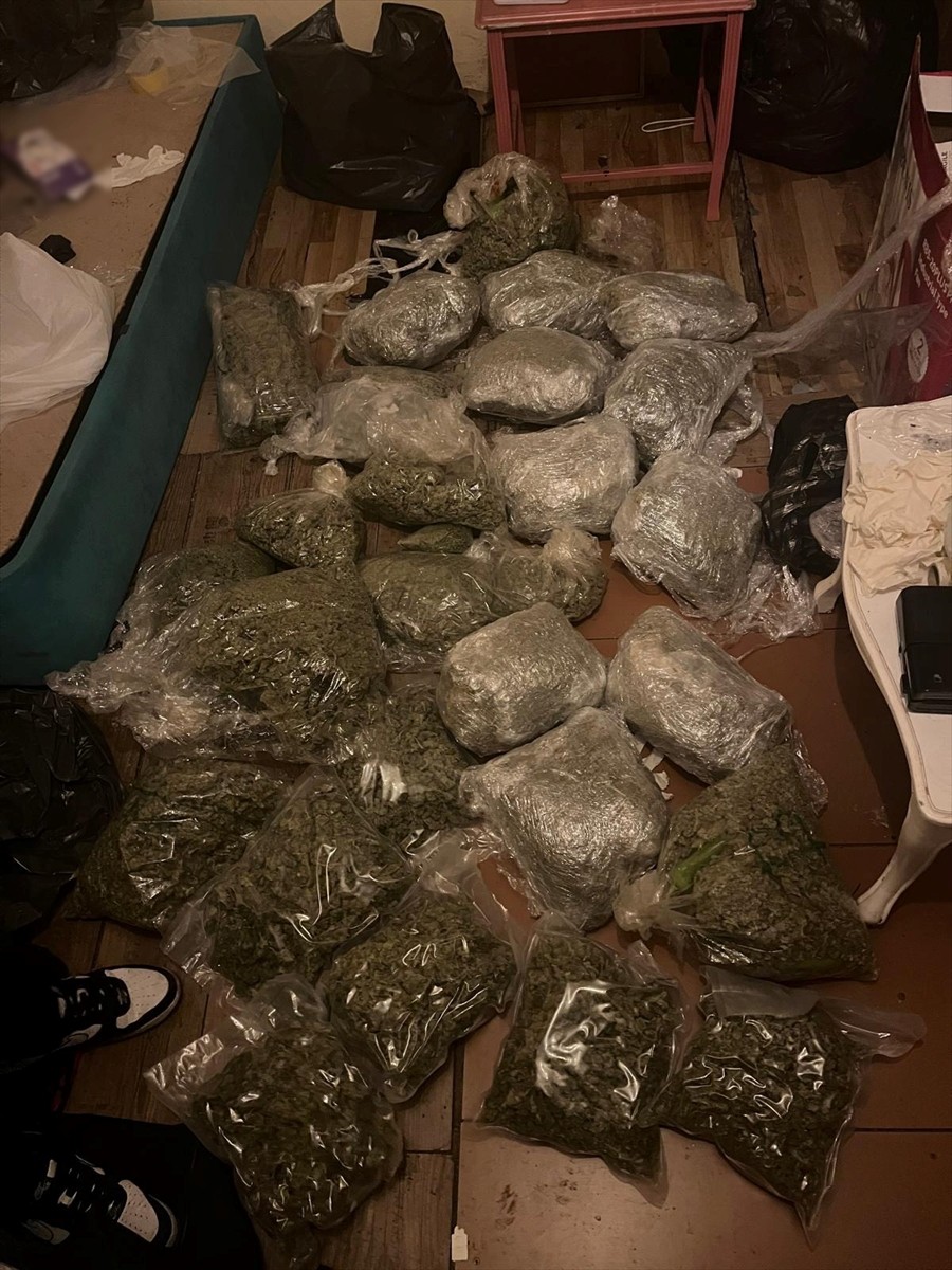 Beyoğlu'nda, üzerinde ve evinde yapılan aramada toplam 30 kilograma yakın uyuşturucu madde bulunan...