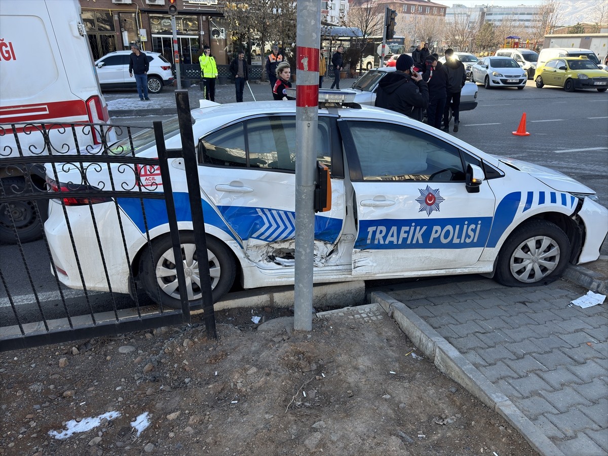 Bingöl'de meydana gelen trafik kazasında 1 polis memuru yaralandı.