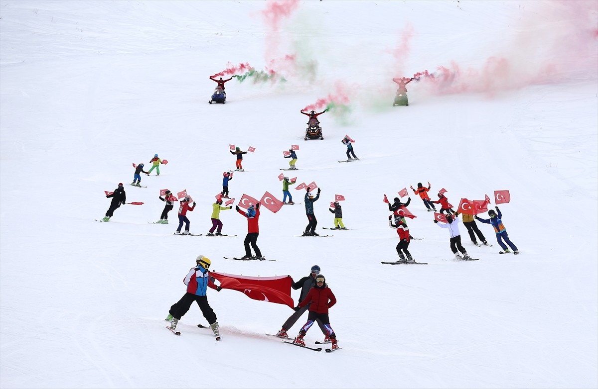 Bingöl'deki Hesarek Kayak Merkezi'nde sezon açılışı dolayısıyla Valilik ile Gençlik ve Spor İl...