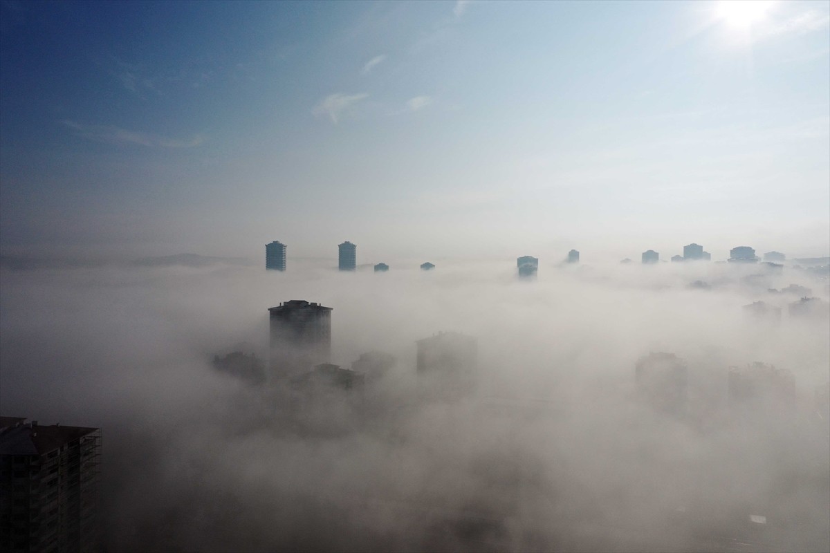 Bir bölümü sis altında kalan Kastamonu, dronla görüntülendi. Şehrin üzerine yayılan sis nedeniyle...
