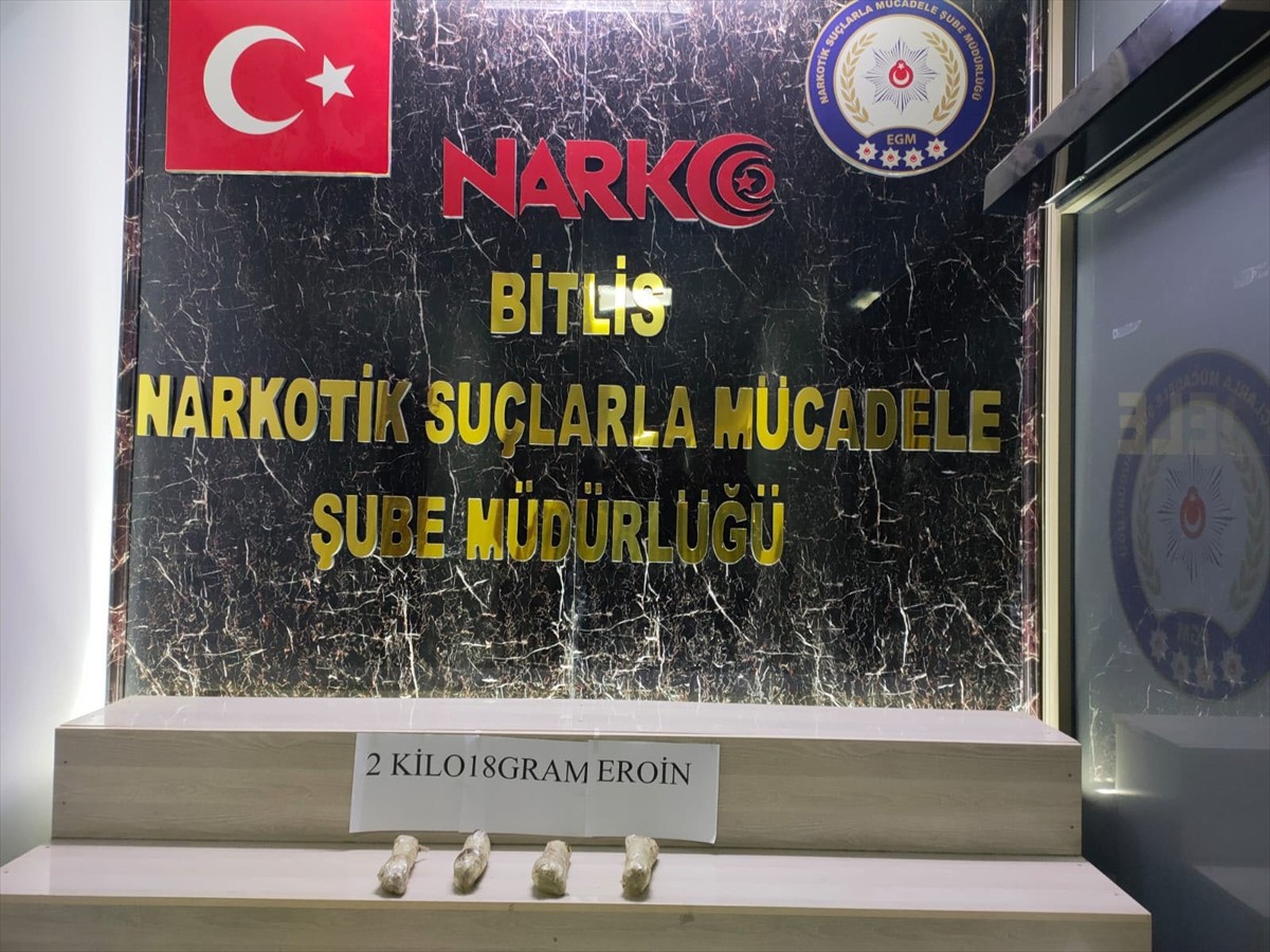 Bitlis'in Tatvan ilçesinde bir otomobilde 2 kilo 18 gram eroin ele geçirildi, 3 şüpheli...