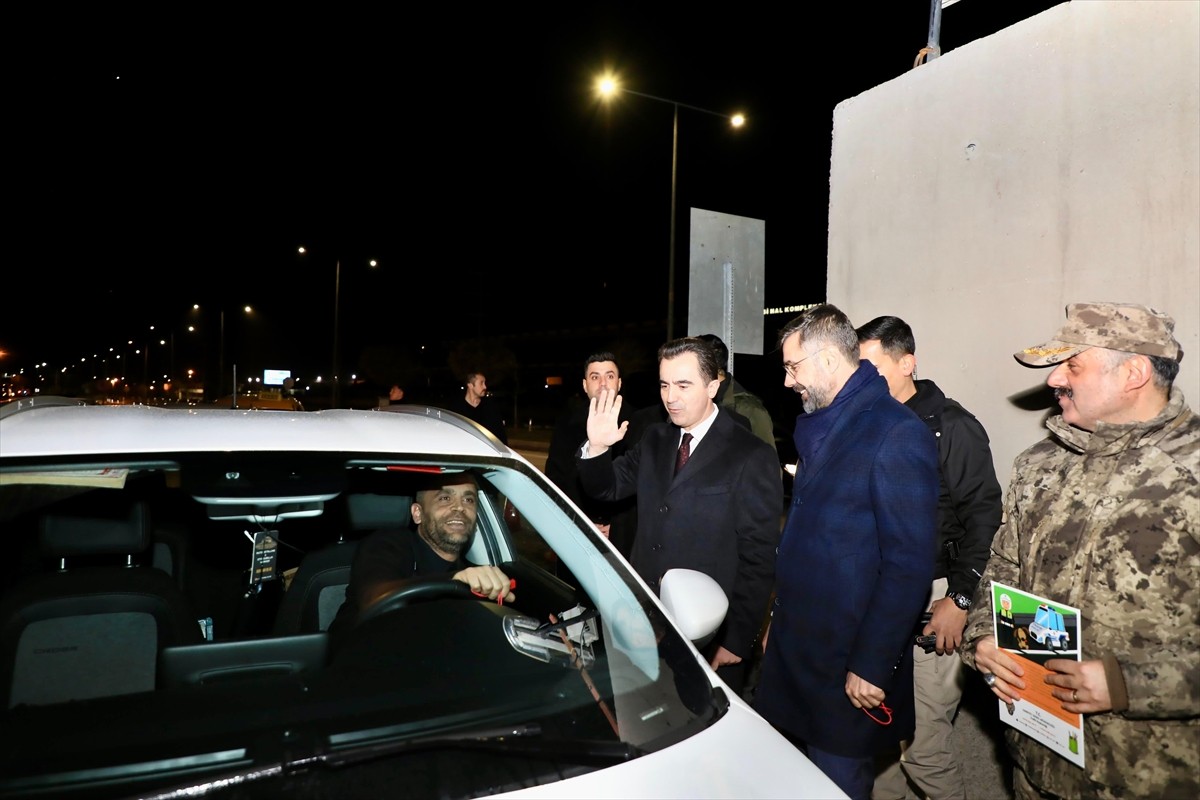 Bitlis Valisi Ahmet Karakaya, ziyaret ettiği güvenlik güçlerinin ve kamu personelinin yeni yılını...