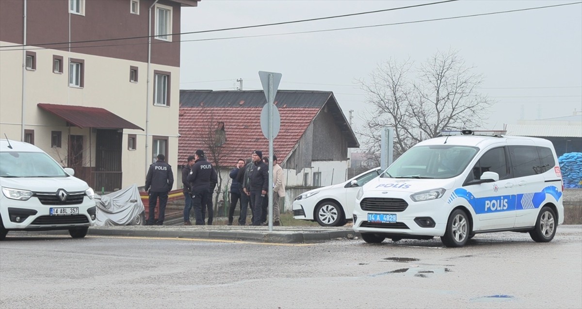 Bolu'da ev sahibi, tartıştığı kiracısını silahla yaraladı. Olay yerine sağlık ve polis ekipleri...
