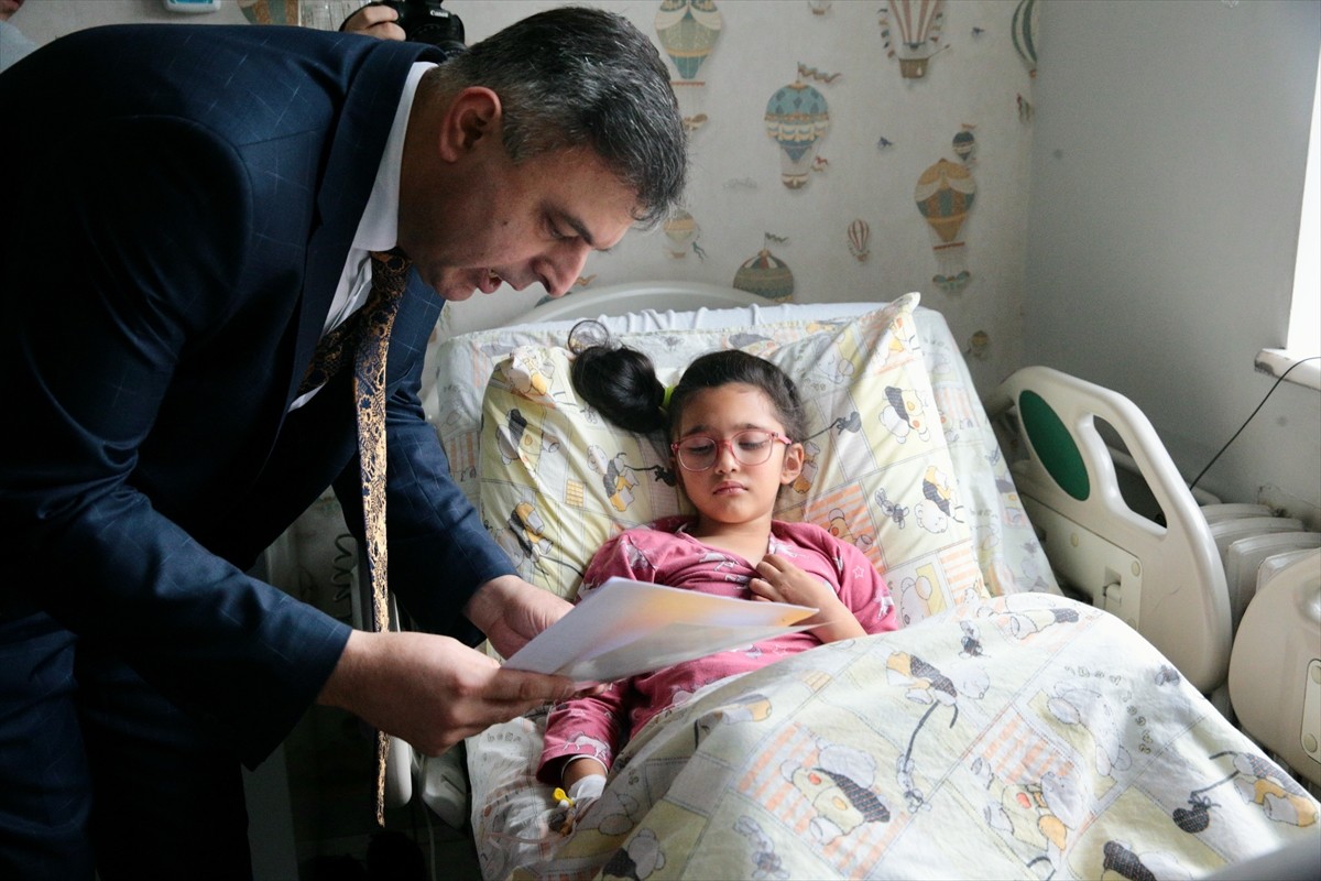 Bolu'da tedavi gören 6 öğrenciye karneleri hastanede verildi. İl Milli Eğitim Müdürlüğü...