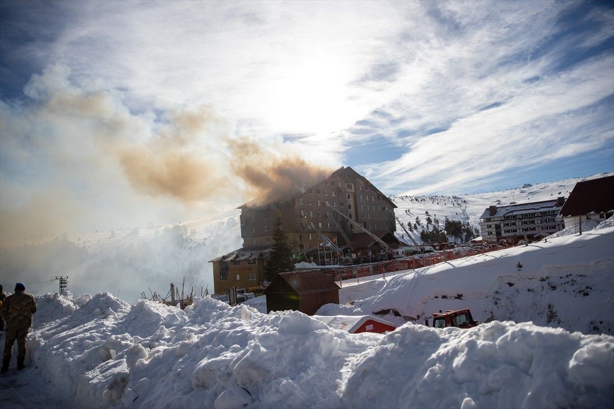 Bolu Kartalkaya Kayak Merkezi'ndeki bir otelde çıkan yangına çok sayıda itfaiye ekibi müdahale...