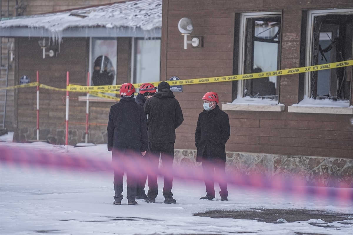 Bolu Kartalkaya Kayak Merkezi'ndeki Grand Kartal Otel'de çıkan yangına ilişkin görevlendirilen...