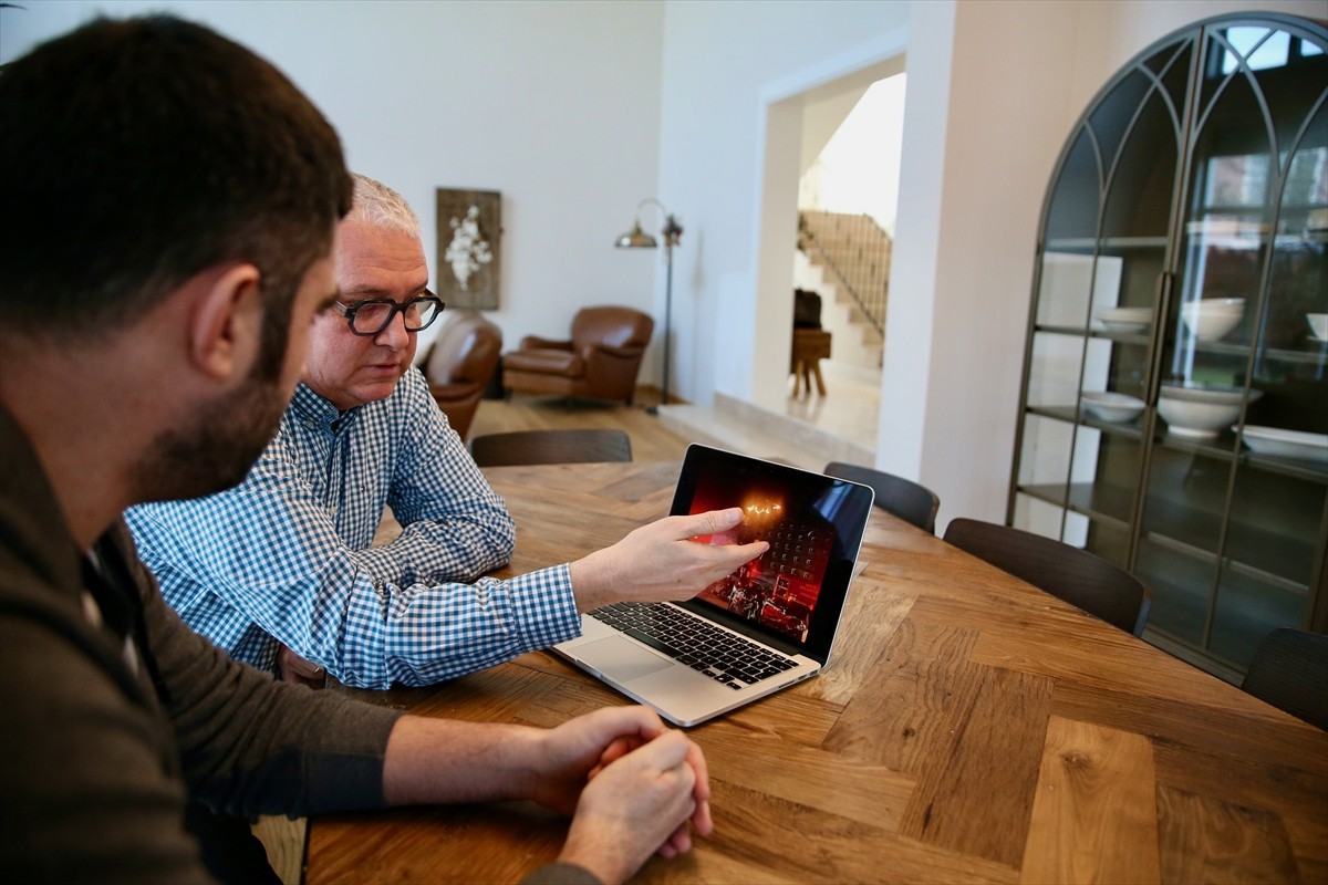 Bolu Kartalkaya Kayak Merkezi'ndeki Grand Kartal Otel'de çıkan yangından eşi ve 3 çocuğuyla...