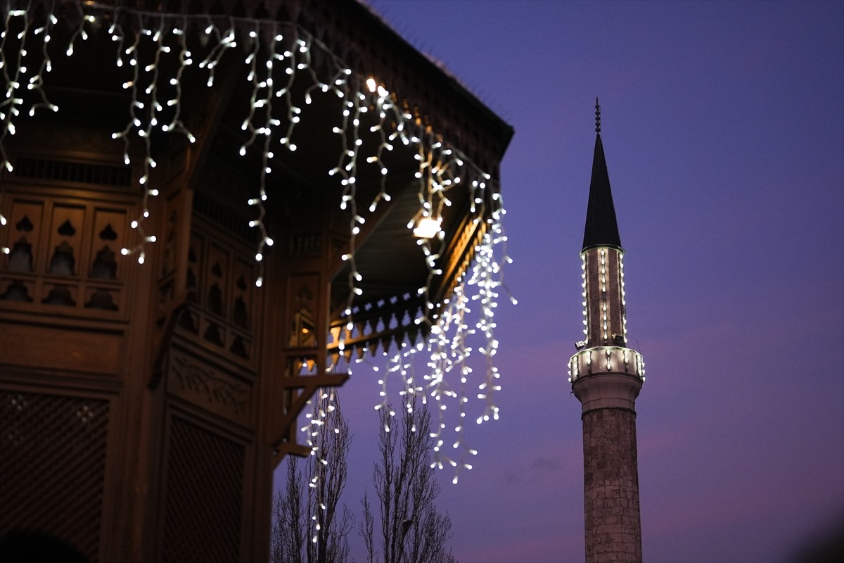Bosna Hersek'in başkenti Saraybosna'daki Başçarşı Camisinde kandil programı düzenlendi. Bosna...