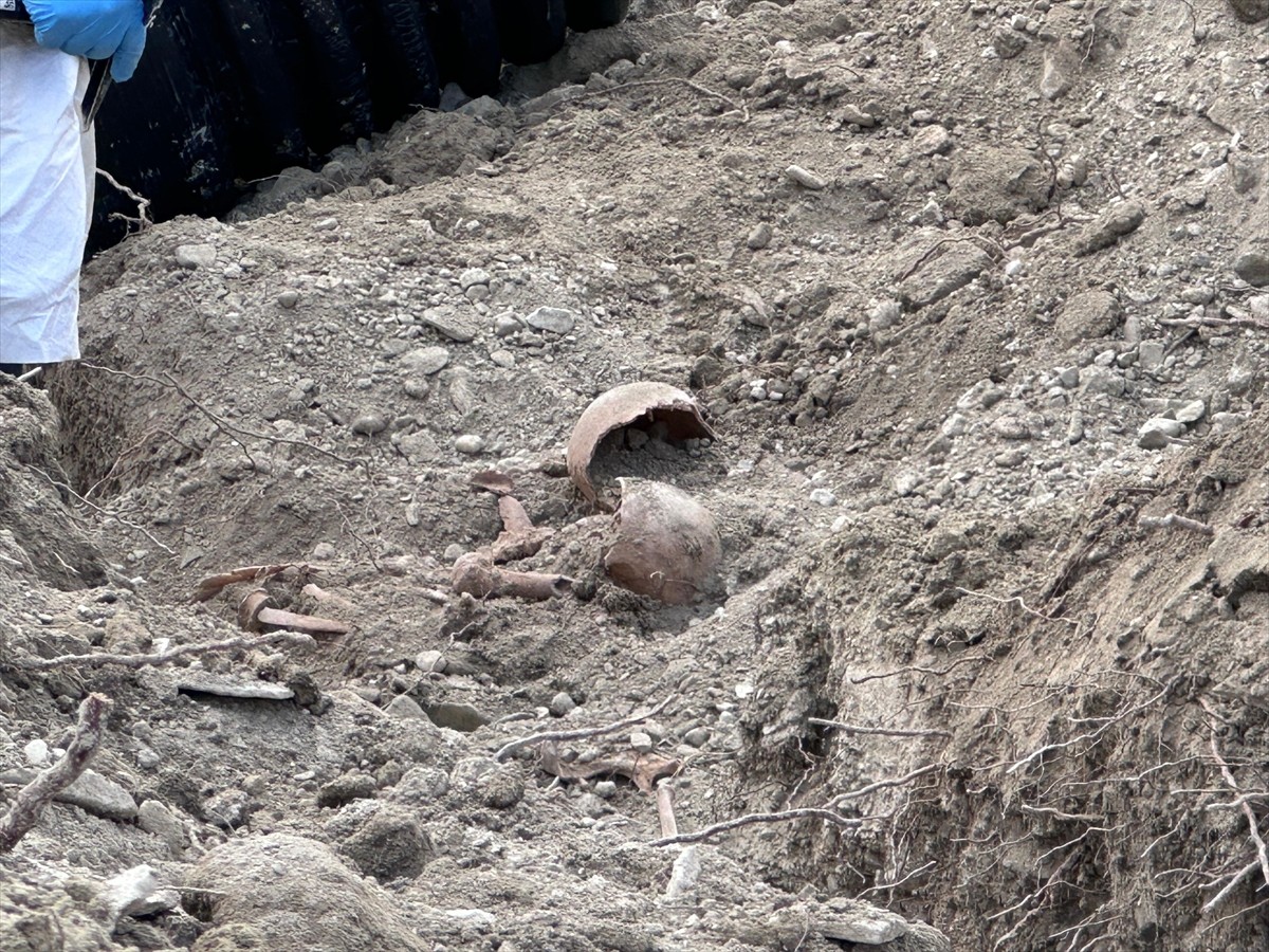 Burdur'da öğretmenevi bahçesinde yapılan çevre düzenlemesi ve kanalizasyon kazısında insan...