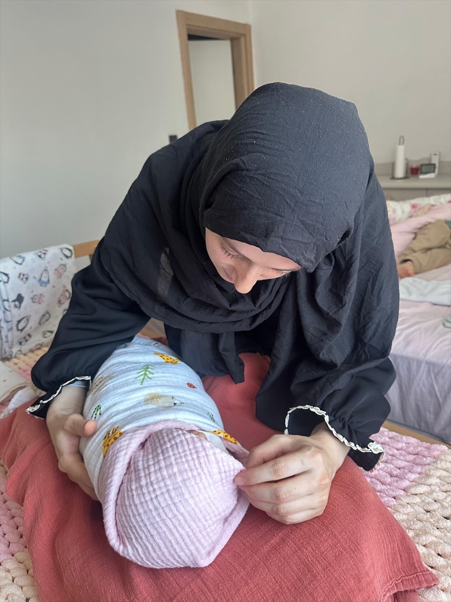 Bursa'da hastanede yatan 4 günlük bebeğine anne sütü götürürken geçirdiği trafik kazasında...