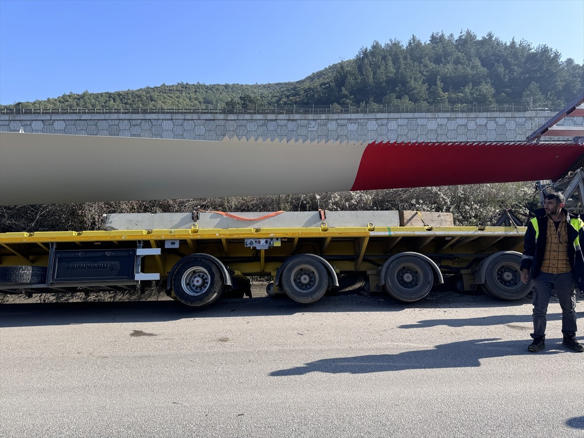 Bursa'nın Gemlik ilçesinde rüzgar türbininin kanadını taşıyan tırın su kanalına düşmesi sonucu...