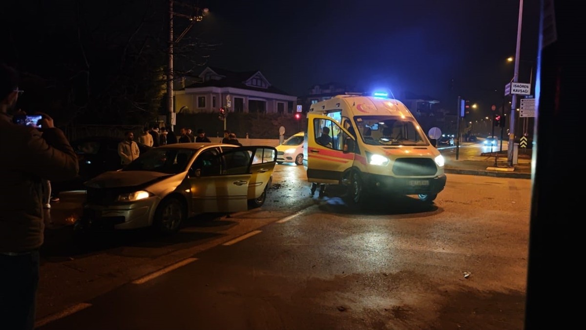 Bursa'nın İnegöl ilçesinde 2 otomobilin çarpışması sonucu yaralanan 4 kişi hastaneye...