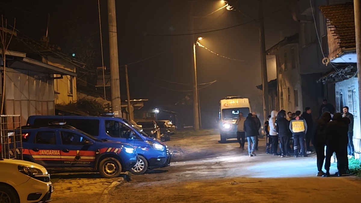 Bursa'nın İnegöl ilçesindeki evinde bıçakla 2 çocuğunu rehin alan baba, polis ve jandarma...