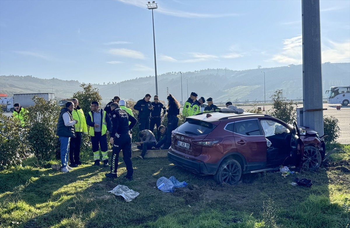Bursa'nın Nilüfer ilçesinde polisin "dur" ikazına uymayan SUV aracın sürücüsü, önce polis aracına...