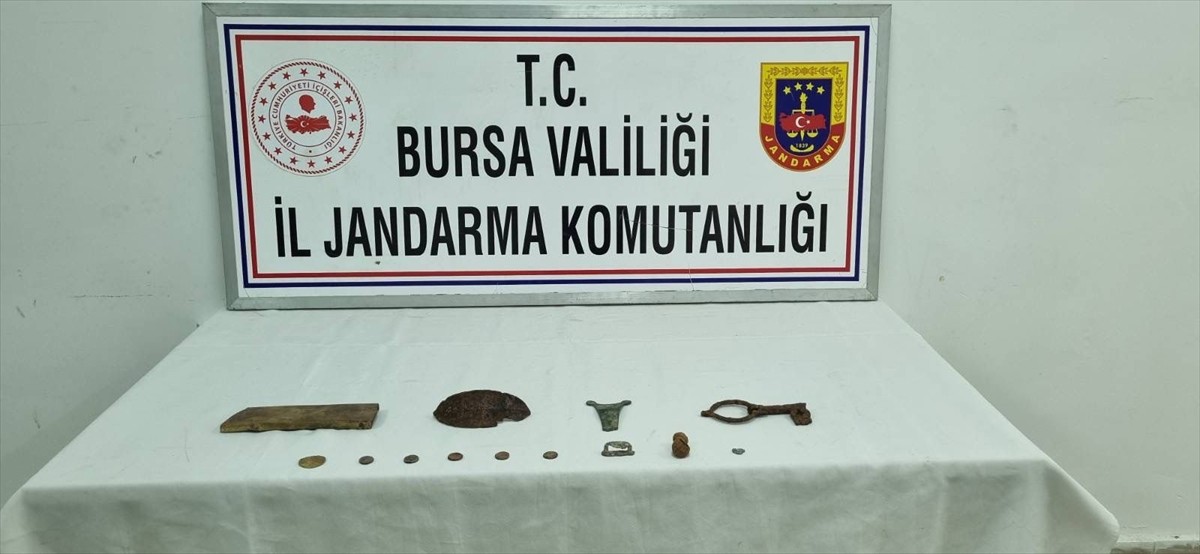Bursa'nın Orhangazi ilçesinde, tarihi eser bulmak için kaçak kazı yapan 6 kişi ile arsa sahibi...
