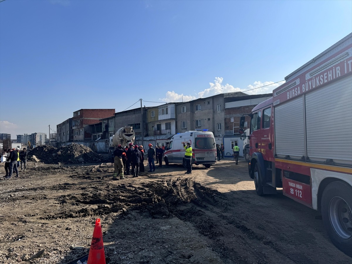 Bursa'nın Osmangazi ilçesinde bir inşaatta, beton döküldüğü sırada kalıpların çökmesi sonucu 5...