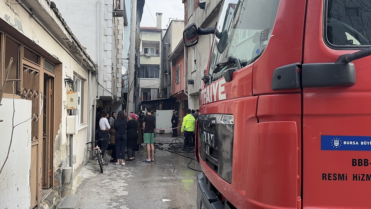 Bursa'nın Yıldırım ilçesinde 4 katlı binada çıkan yangın, itfaiye ekiplerince söndürüldü....