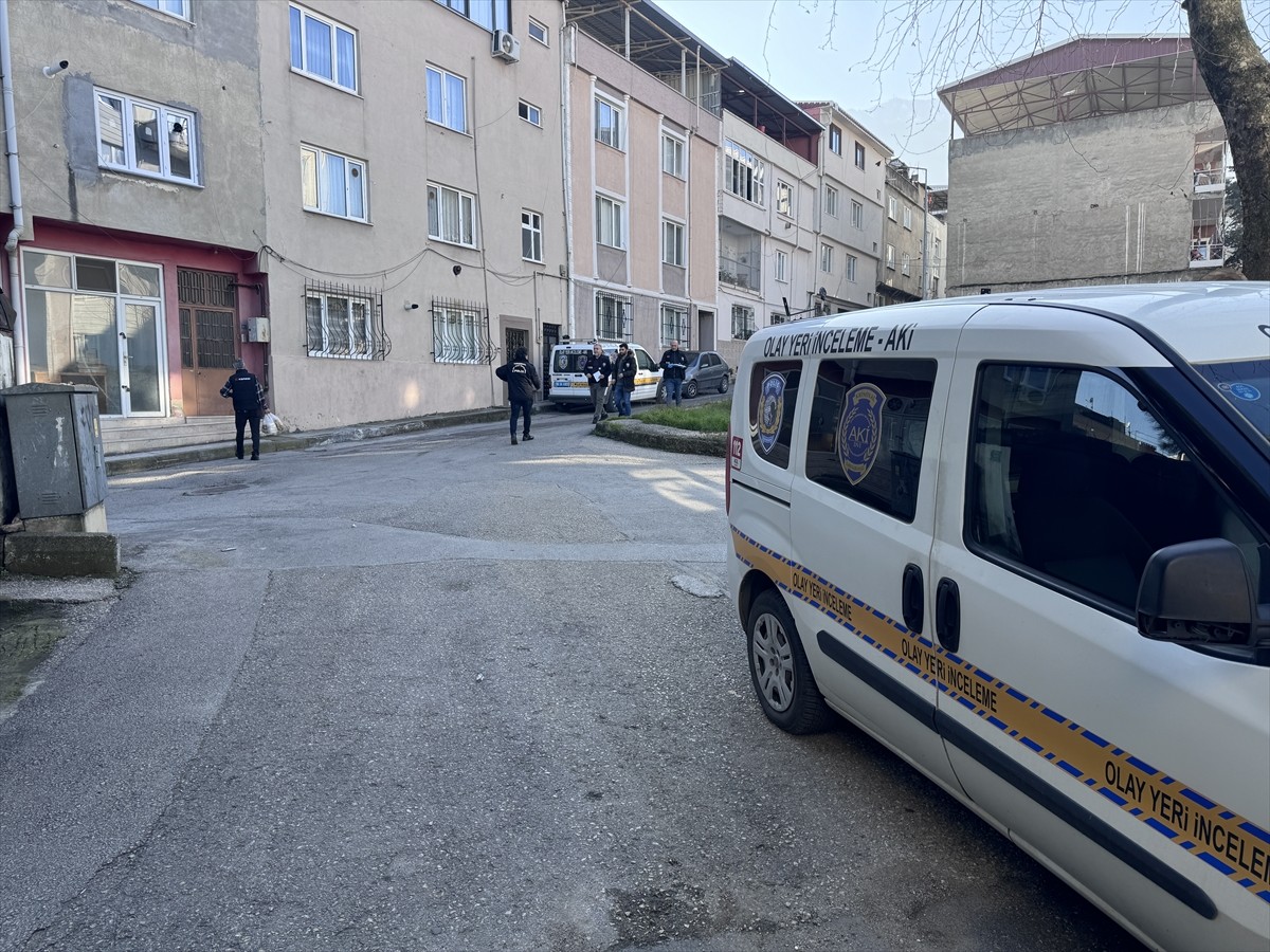 Bursa'nın Yıldırım ilçesinde kız arkadaşı ve kardeşini pompalı tüfekle yaralayan şüpheliyi...
